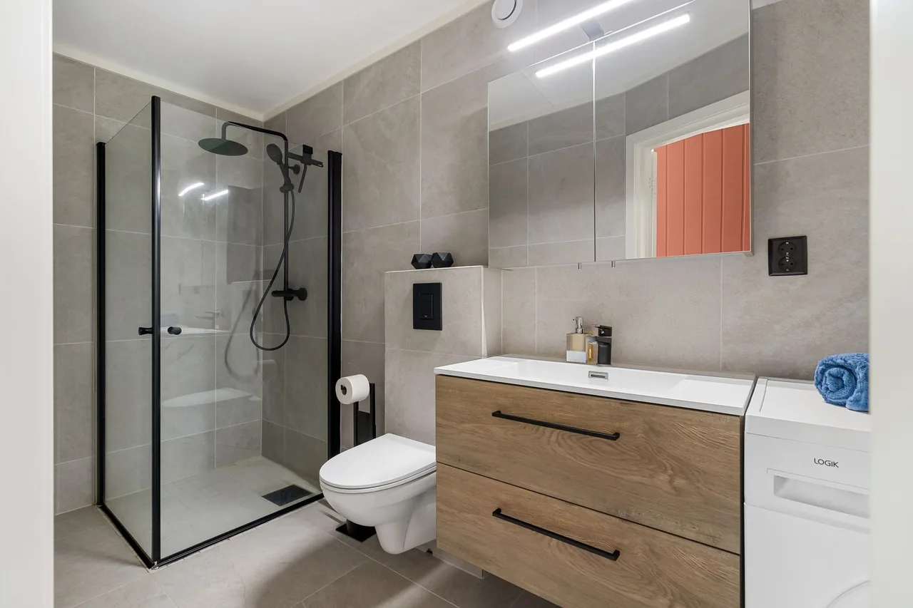 Duşakabinli, asma klozetli yeni banyo