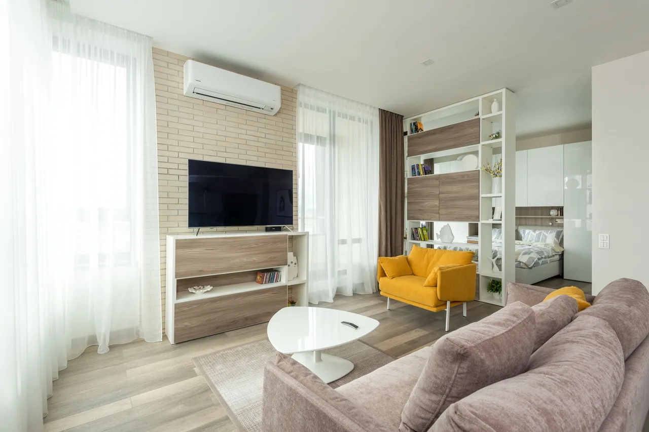 Yenilenmiş, aydınlık bir daire salonu