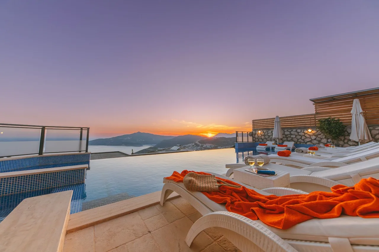 Deniz manzaralı villa terası ve havuzu